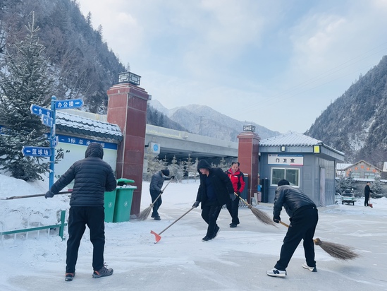 喜逢瑞雪兆豐年 元宵除雪護(hù)安全.JPG