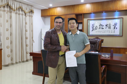 伊朗客商與超越激光總經(jīng)理簽單合影 伊朗客商與超越激光總經(jīng)理簽單合影